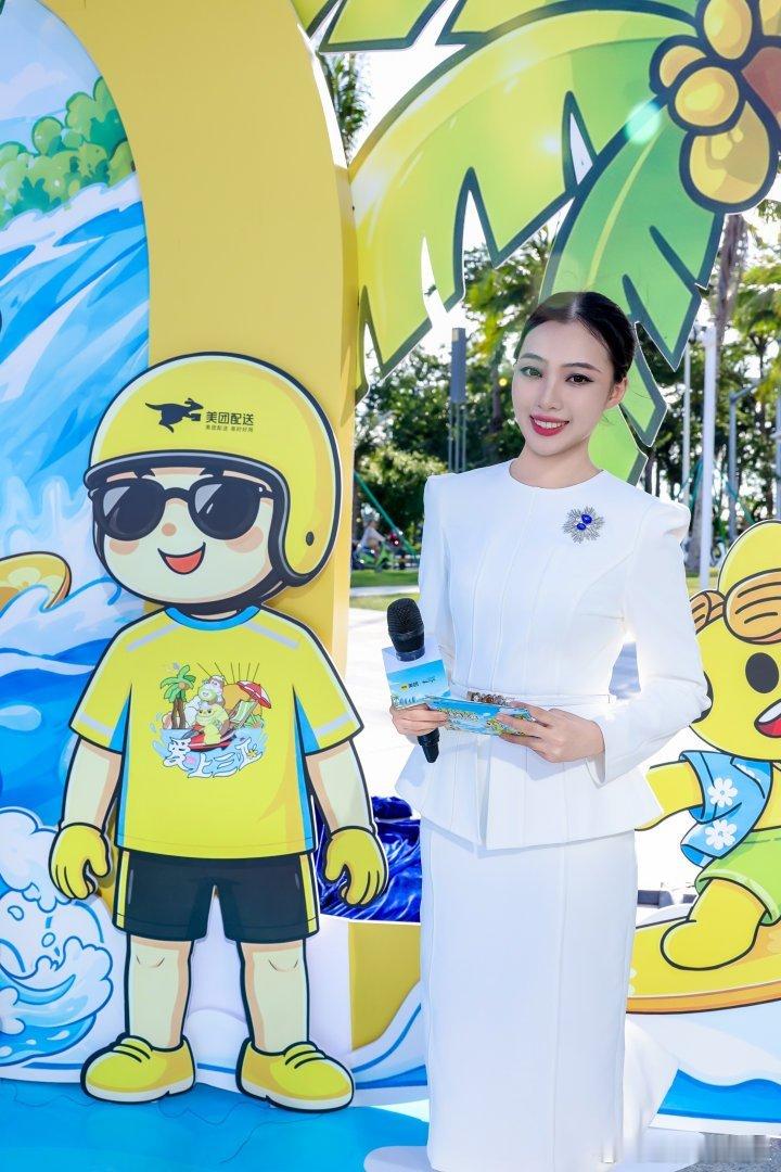美在三亚爱上三亚三亚骑手自带冲浪皮肤昨天三亚湾壹号广场上演了骑手"变装秀"！✨ 