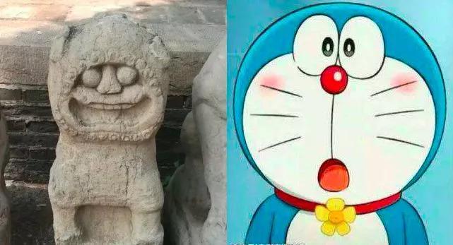 【当石狮子遇上戏精游客】
当我在石狮子上看到了哆啦a梦的脸，
作为一个1980年