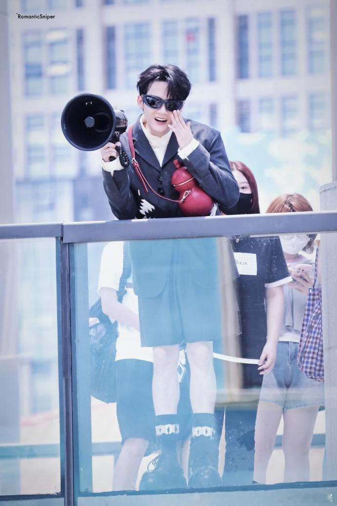 #檀健次红色葫芦挎包##檀健次西装五分裤# 檀健次用独特的穿搭方式展现自我，红色