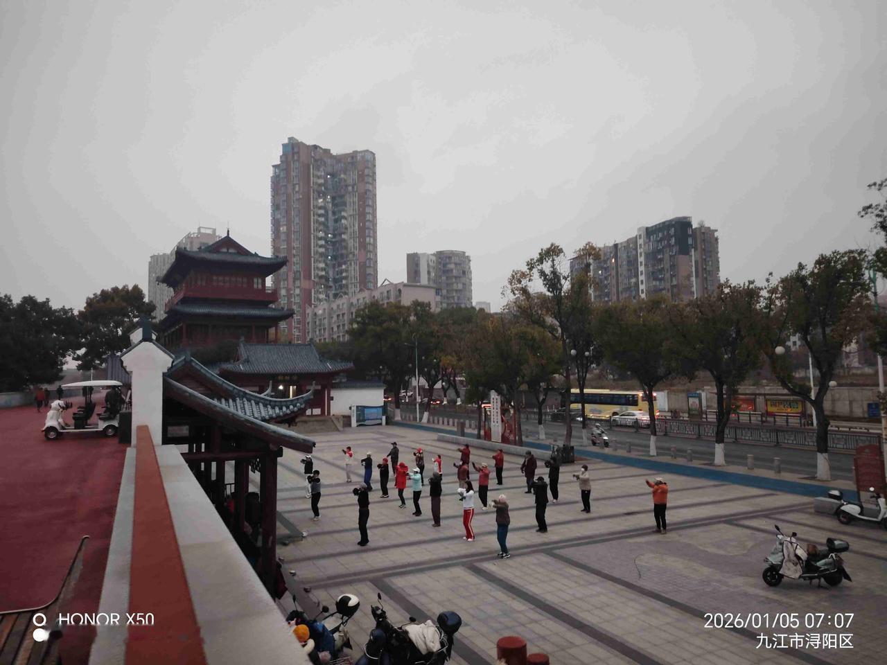 我的今日状态：😁轻松愉快
我这里的天气：🌤️多云2026年1月5日长江岸边《