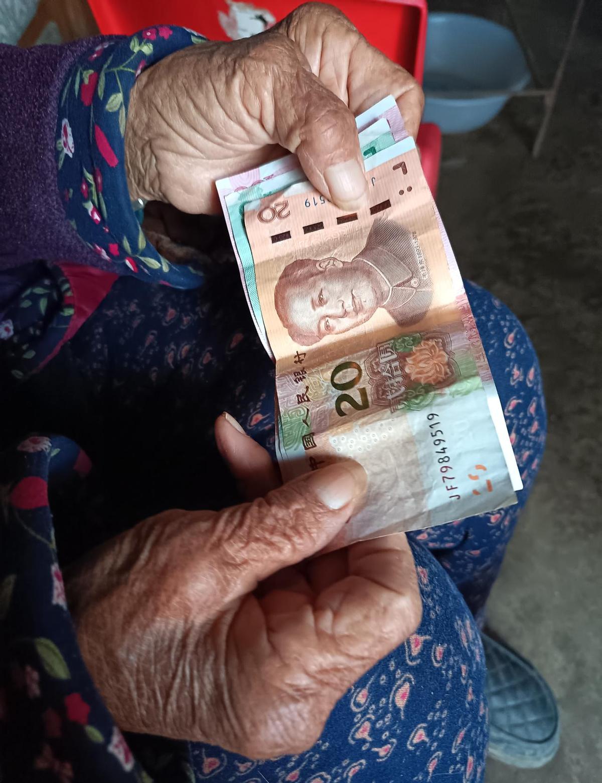 老人每月领170块养老金，自己走十几分钟去领。
这钱不多，对他来说却是日子的盼头