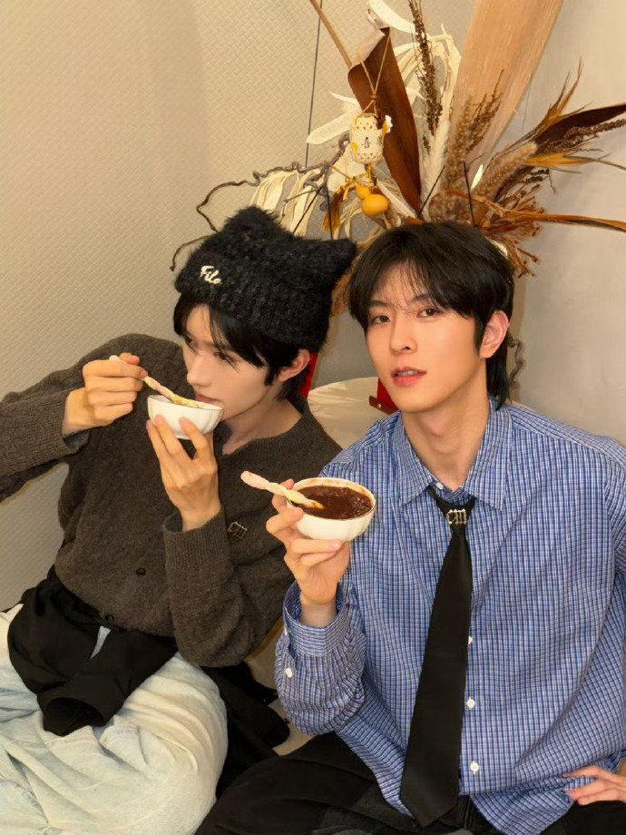 黄星邱鼎杰腊八营业黄星邱鼎杰腊八合照 黄星邱鼎杰腊八营业,合照来了！！！ 