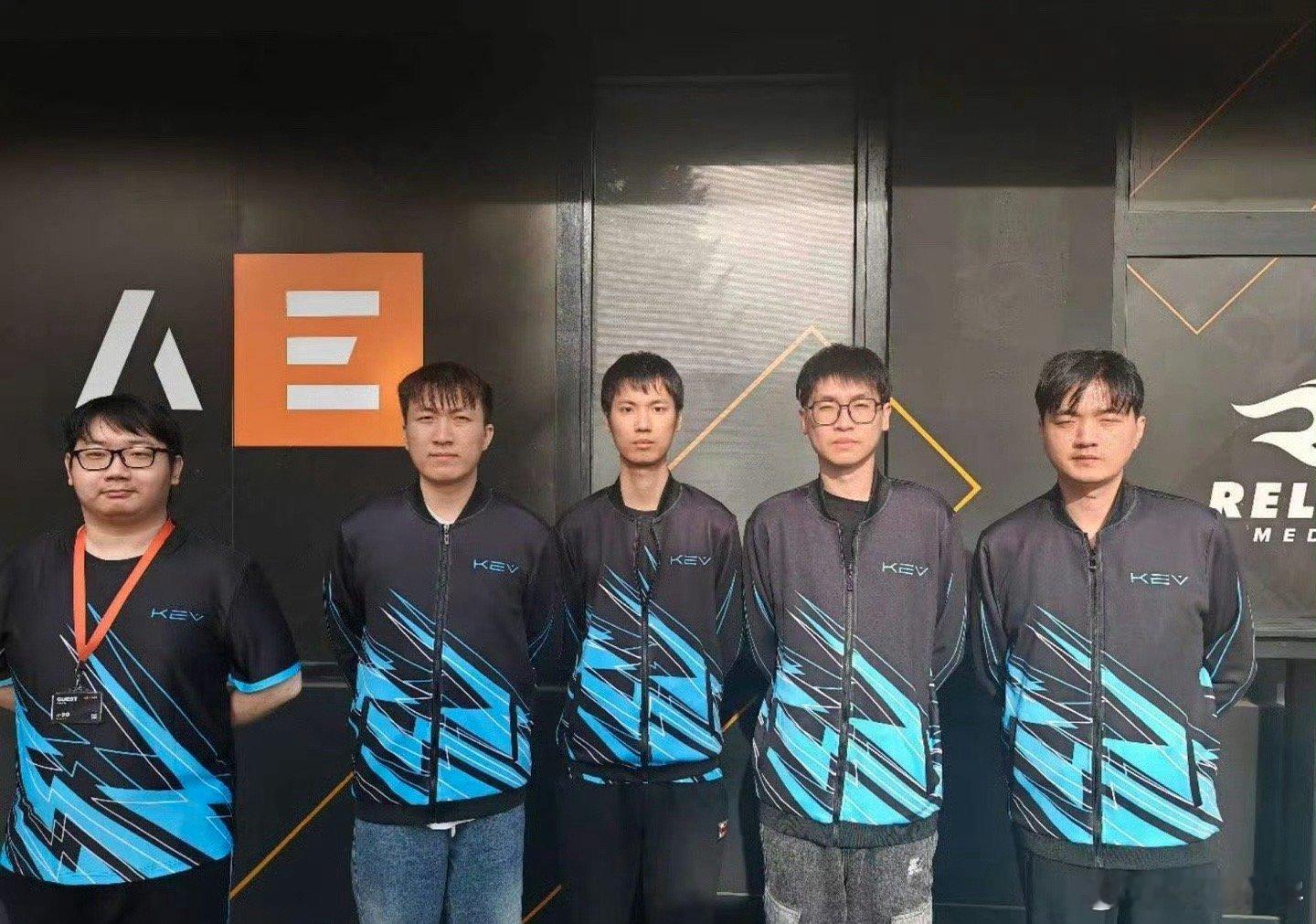 解说AA：我听说，KEV他们好像有人吵架了。我不知道真的假的，有人跟我说他们第二