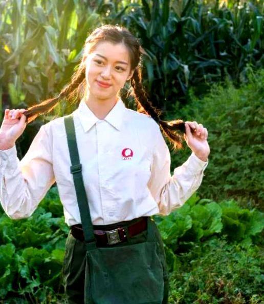 1978年，上海女知青李亚茹，毅然放下男友与女儿决意返城。临走那晚，她泪眼朦胧，