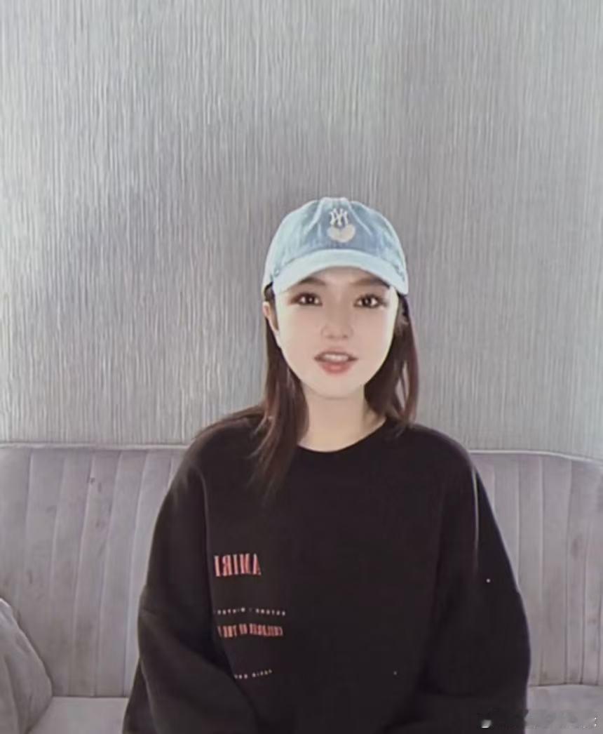 周扬青 没让大家吃点好的  年终总结vlog里，周扬青的自嘲和反思让人感受到她的