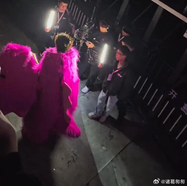 汪苏泷数数有几个素龙在比心 汪苏泷素龙比心简直就是超有意思的呀，大家来数一数到底