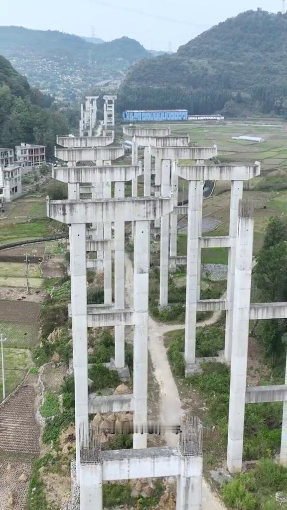 大城市里的烂尾楼见多了，那你见过深山里的烂尾公路吗？在贵州安顺的大山里意外拍到这