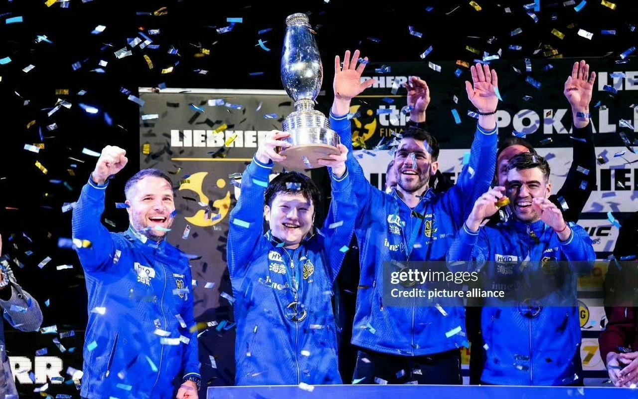 【离开付出青春的萨尔布吕肯，达科在主场告别会上泪流不止】这一幕非常动人，达科・约