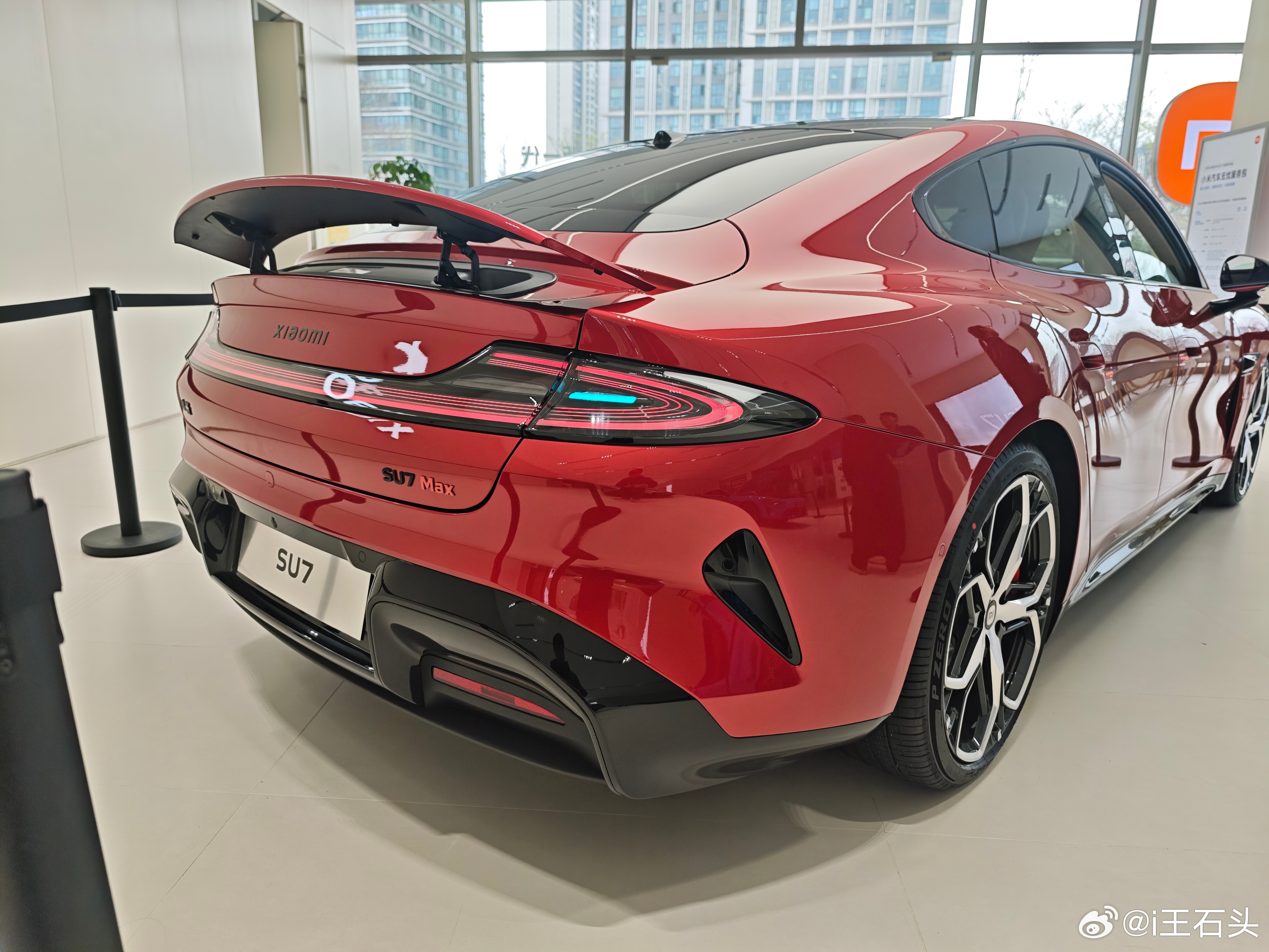 店里有新一代SU7 赤霞红，这个内部质感真的太好了，雷总说的那套座椅大升级，那是