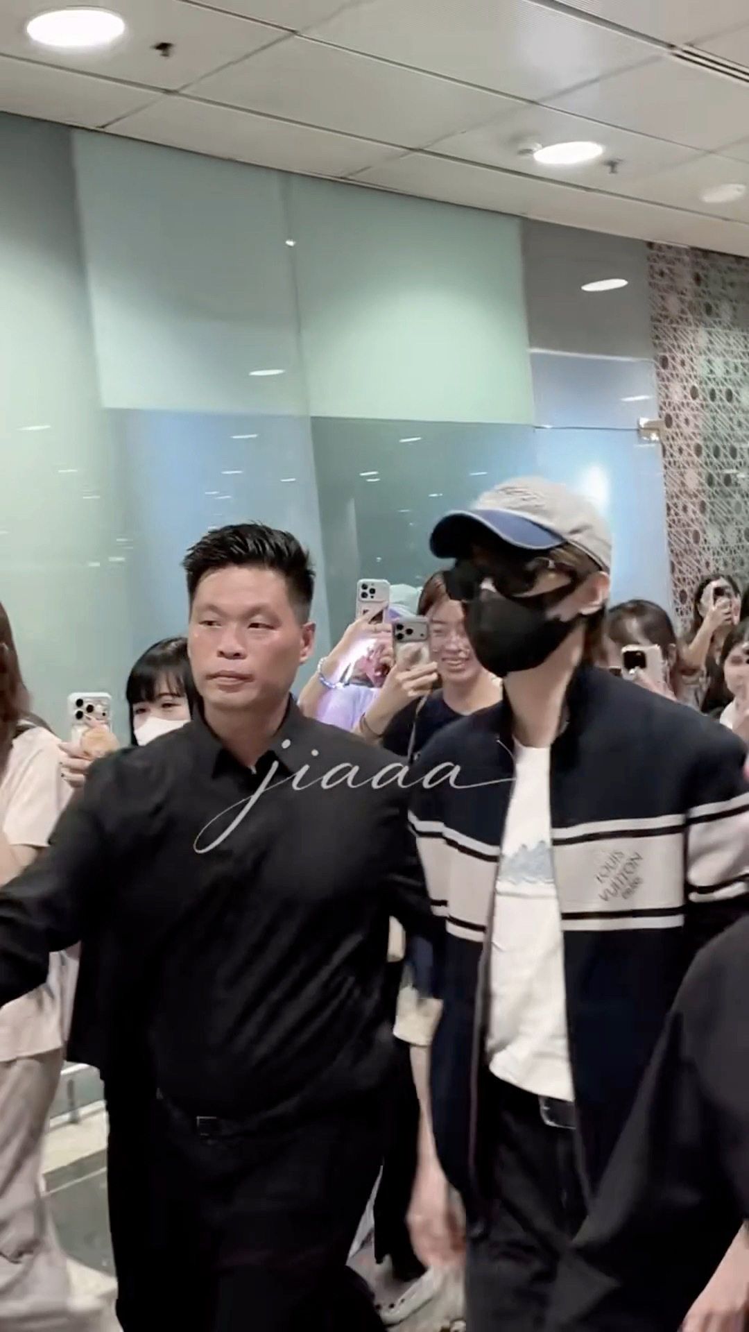 周翊然又合作顶奢周翊然签名直接签在衣服上周翊然这波也太会了！顶奢活动直接把签名签
