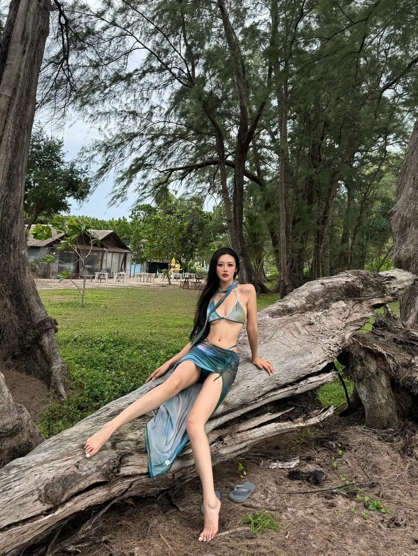 渐变蓝绿的纱裙，是海与树的调色盘； 每一张照片，都是不被定义的松弛感。...