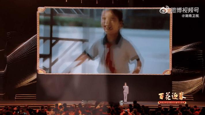 易烊千玺台词含金量2026百花迎春跨越时空的对话，是青年与先辈的精神接力！易烊千