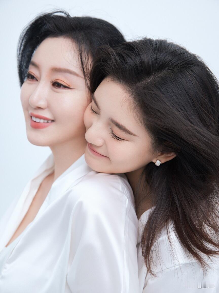 母子纯白色艺术照合影，总体上来看，妈妈好像比女儿更好看。母子合影 母女照合影 母