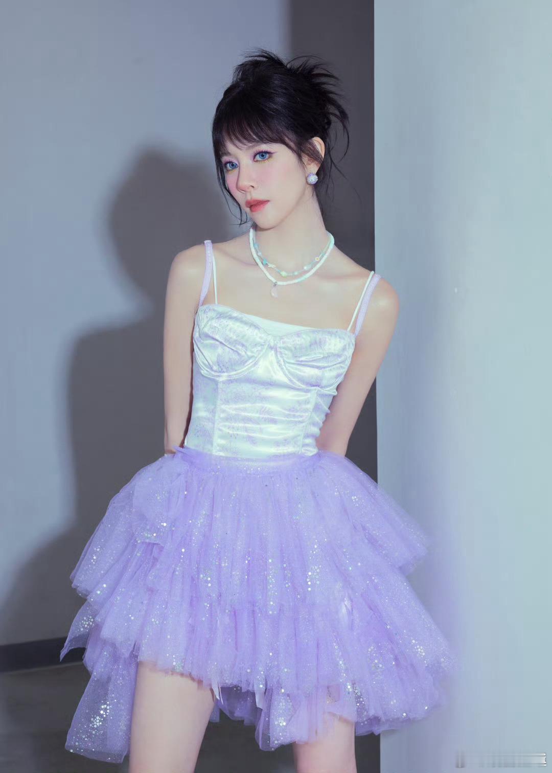 宋妍霏甜妹宋妍霏四公舞台直接颠覆认知，从冷御女王秒切甜心教主，齐刘海下的小鹿眼亮