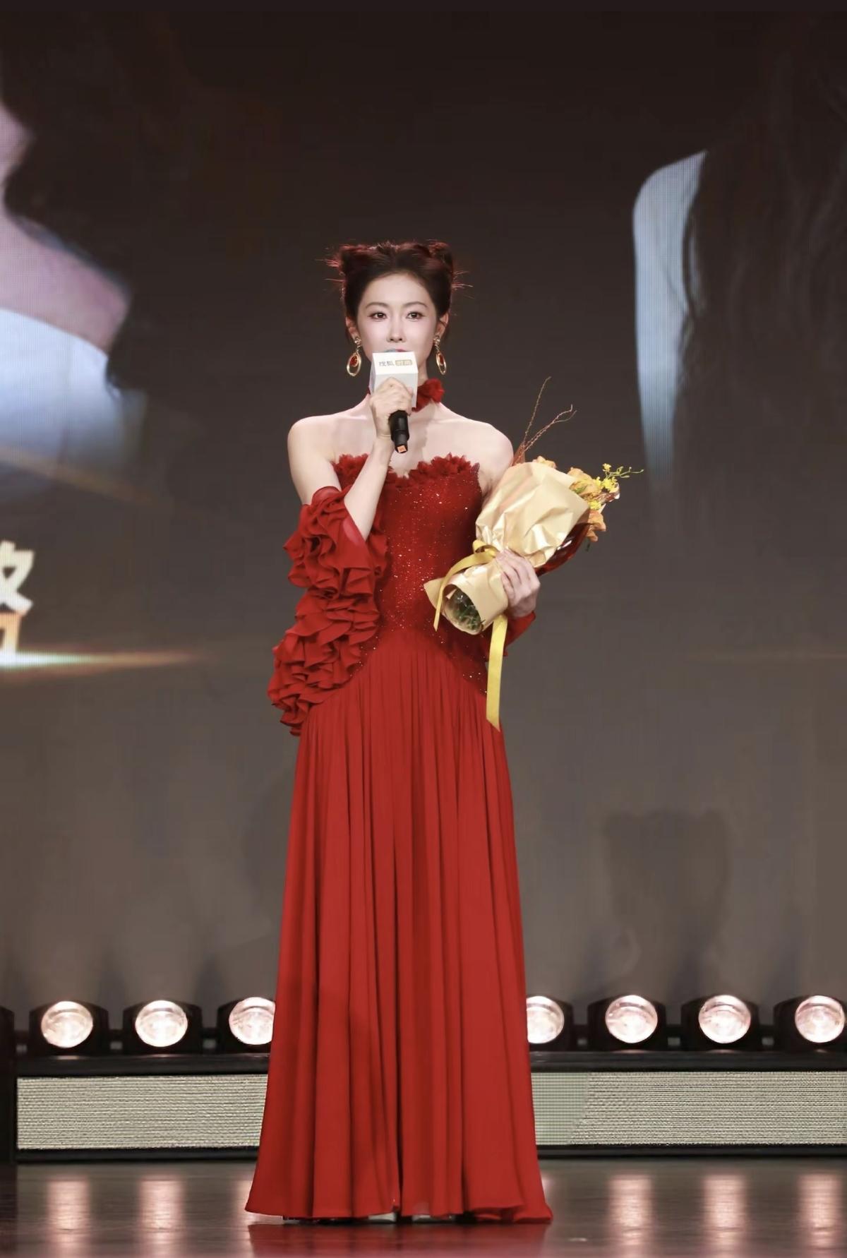 正红抹胸勾勒利落肩颈线，缎面流光随步履轻摇，宣璐将东方婉约与高定锋芒揉碎在裙摆里