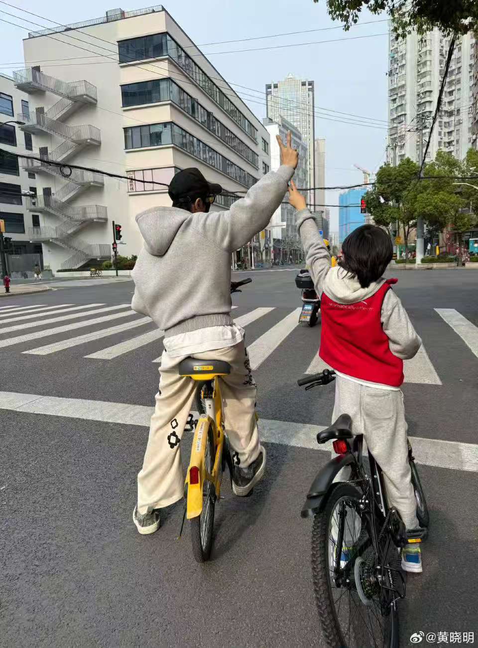黄晓明小海绵骑行照黄晓明晒和儿子春日骑行照黄晓明发文晒和儿子春日骑行照，小海绵长