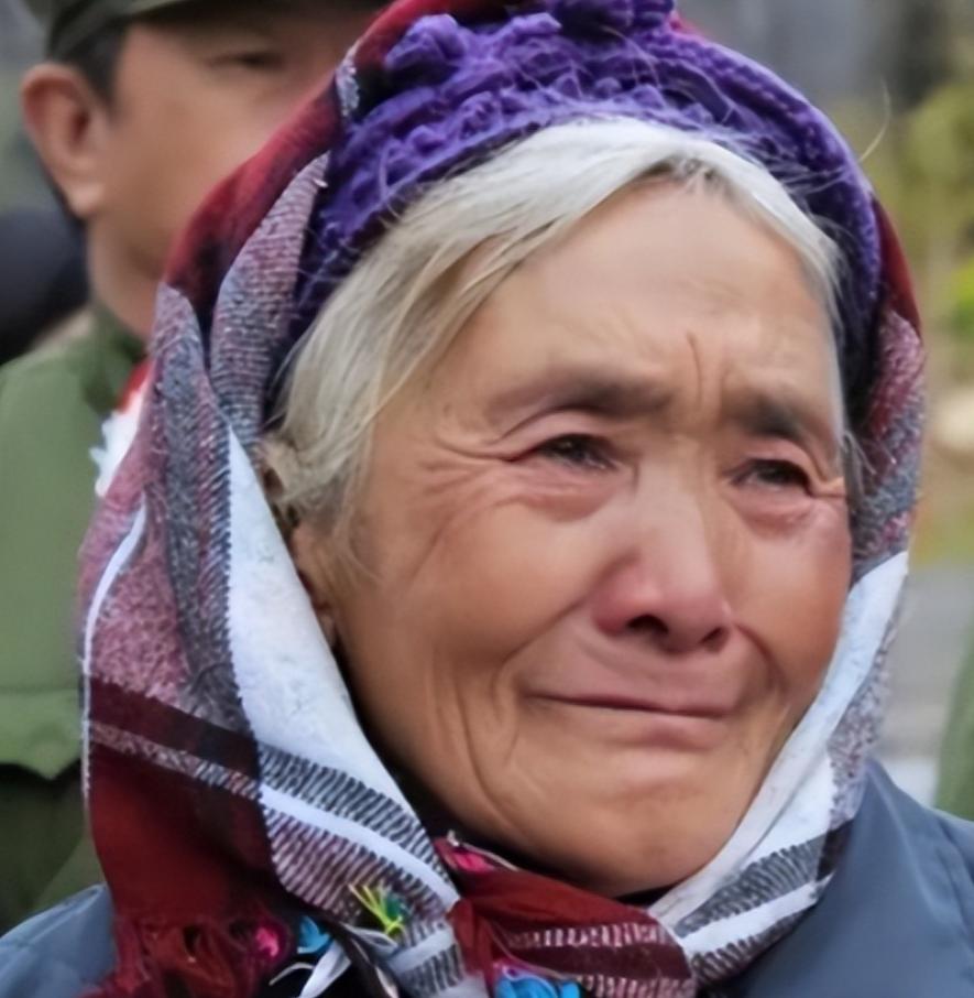 她是《高山下的花环》中连长梁三喜原型的遗孀！2007年，她贷款2000元作路费，