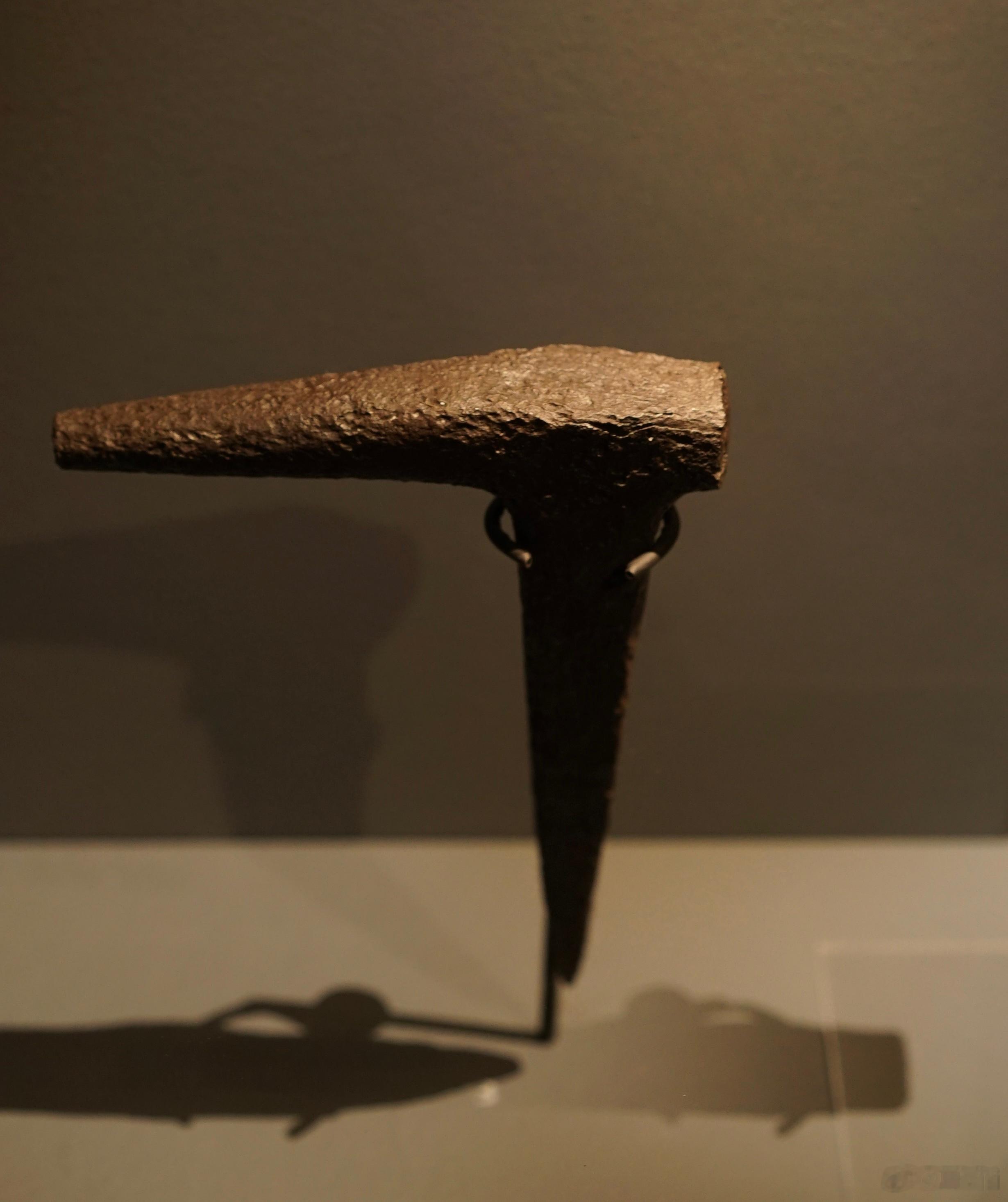 【希腊化时代金匠的工具】1977年，考古学家在波斯尼亚奥沙尼奇的希腊化时代城址中