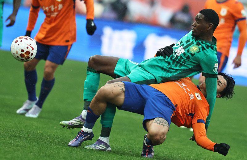 中超联赛两轮后，才看清，有的狂奔，有的沉沦，还有的被耍得头直晕。
重庆铜梁龙两轮