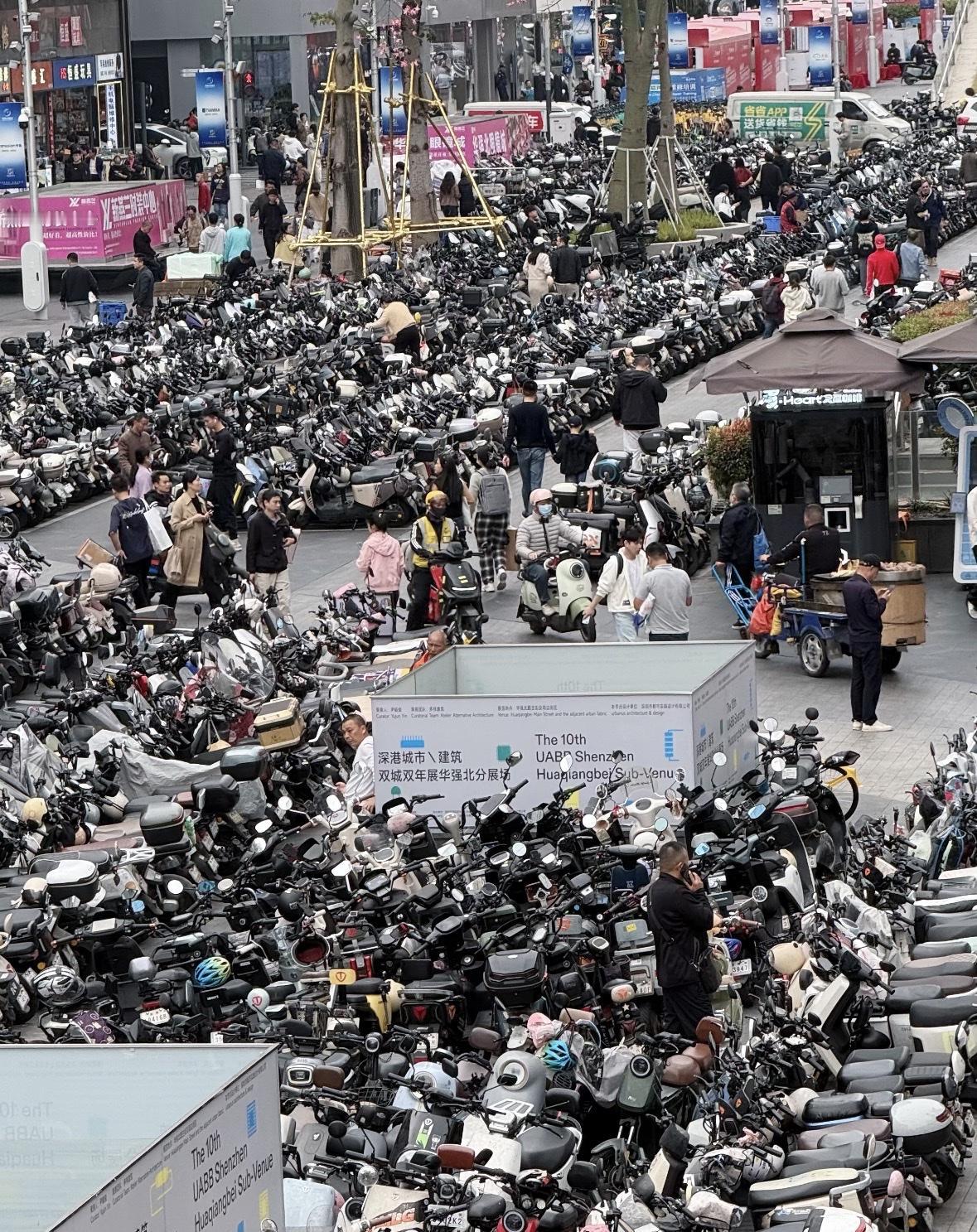 越来越搞不懂男同事，
32岁了，还想着买宝马，
明明工资就7000多块，
买了一