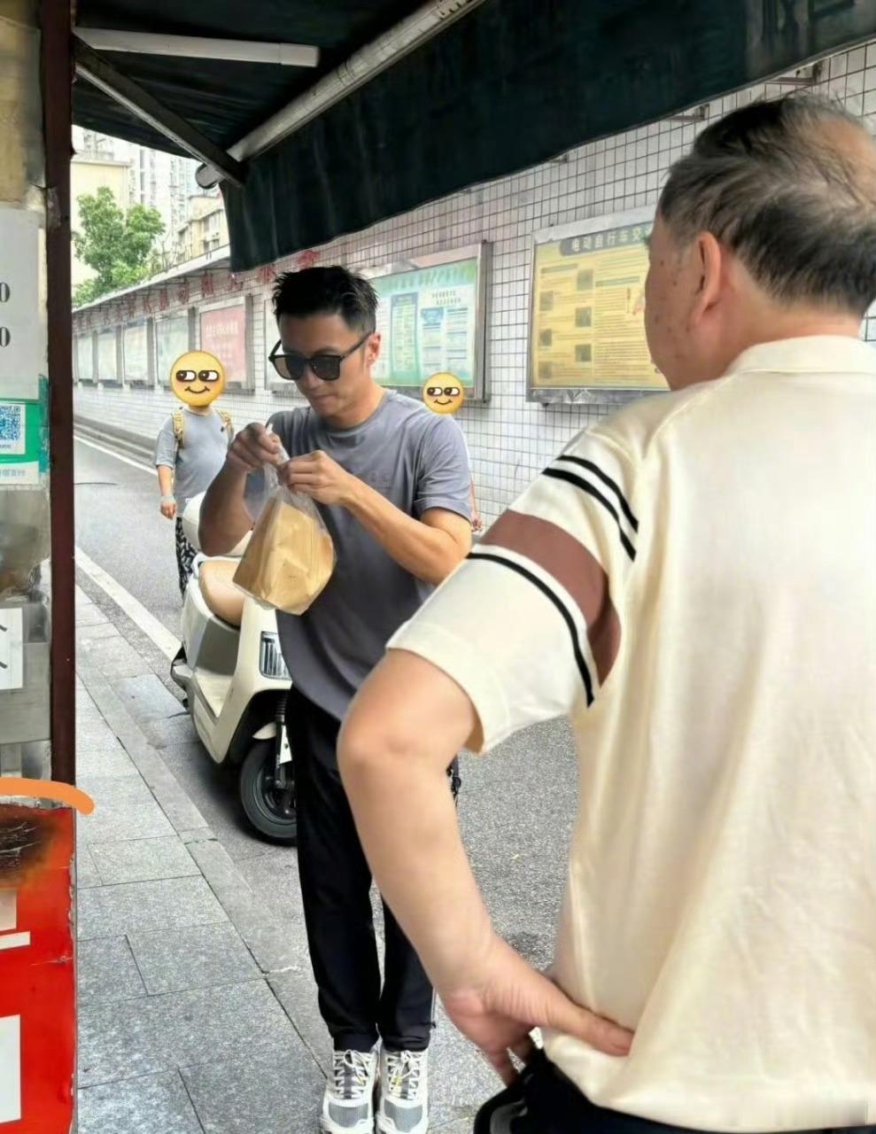 谢霆锋打卡湘潭葱油粑粑近日，谢霆锋现身街头买湘潭葱油粑粑，引起不少人关注。网友喊