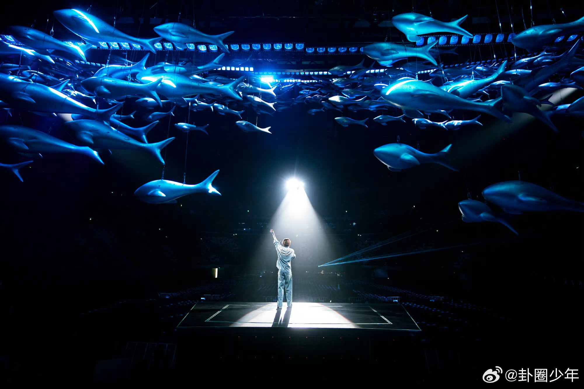 梓渝话筒闪闪发光梓渝话筒在发光 救命！梓渝的发光话筒也太吸睛了吧，彩排的光影效果