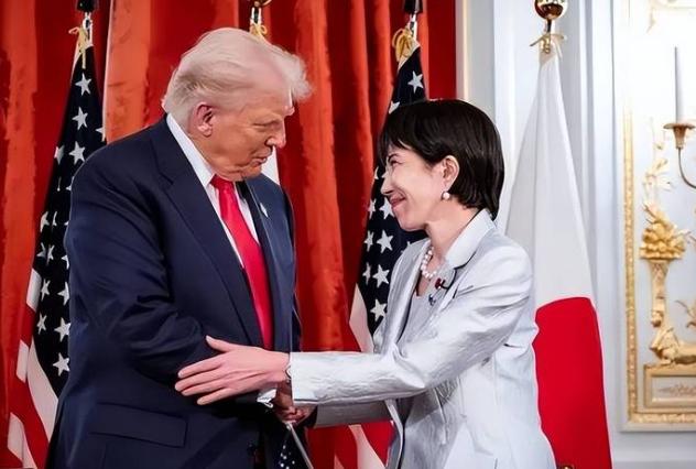 美国财长拿着小本本“自首”了！这回可是被镜头抓了个现行，看以后谁还有脸往中国身上
