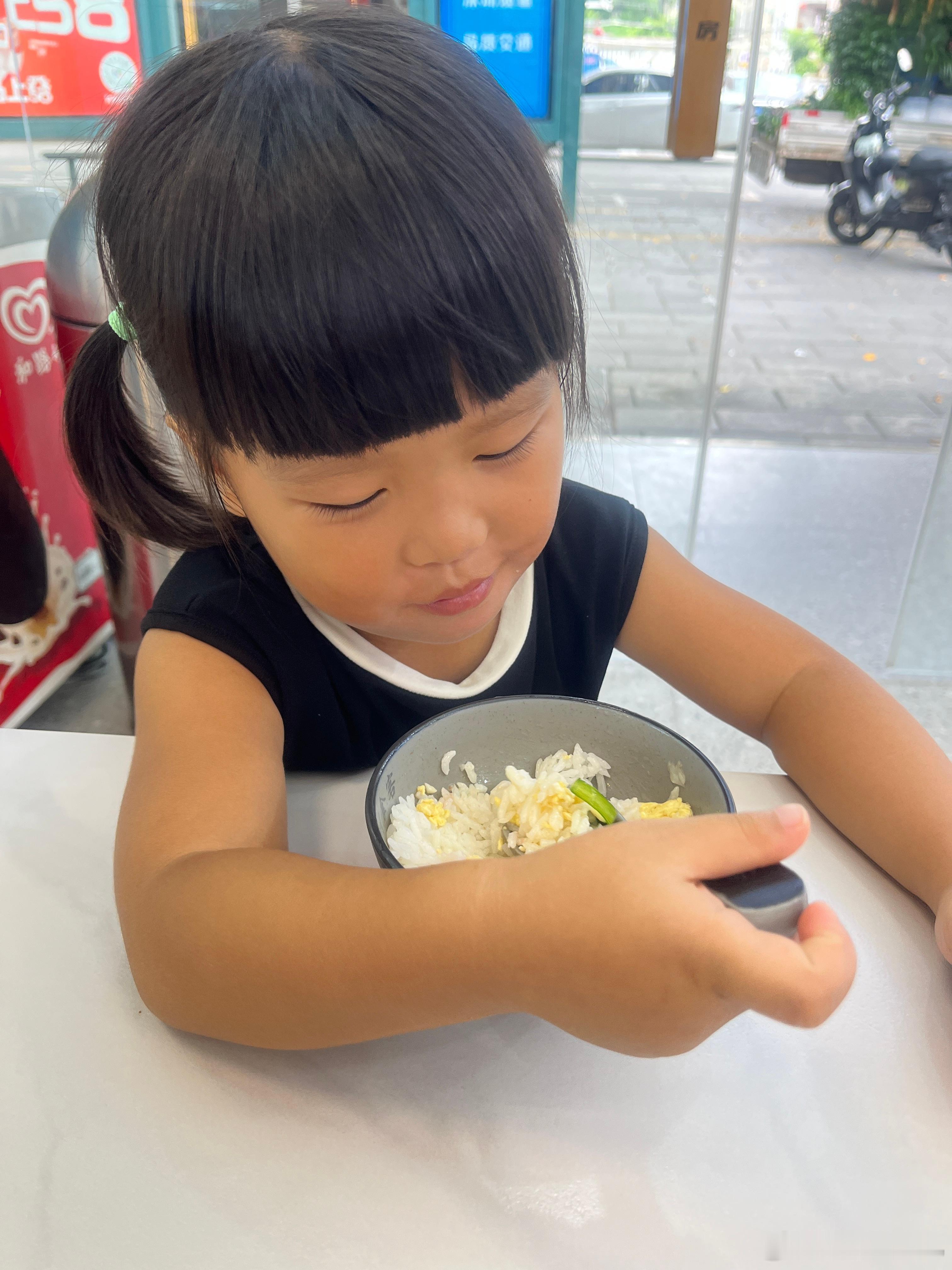 今天在外面吃，柠宝不愿意去买菜，偶尔也要换一下味道。在外面吃，我希望她能吃到东西