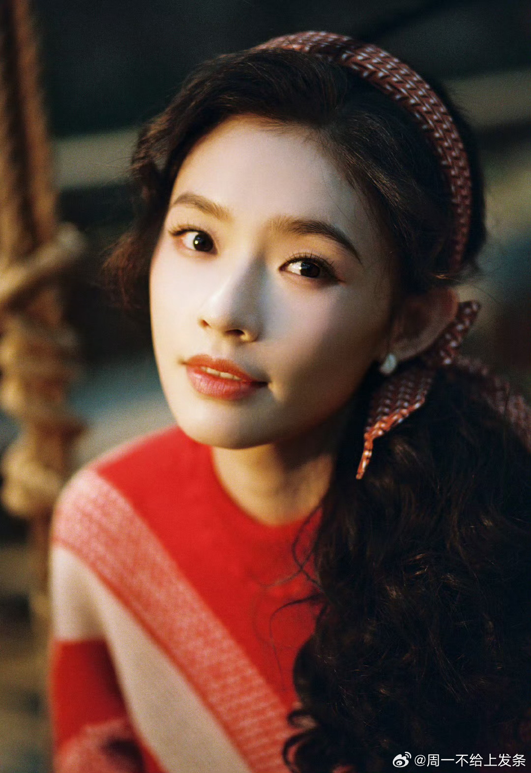 林允 穿越旧时光的复古美人林允，红唇卷发韵味十足，简约穿搭尽显高级。暖调光影衬得