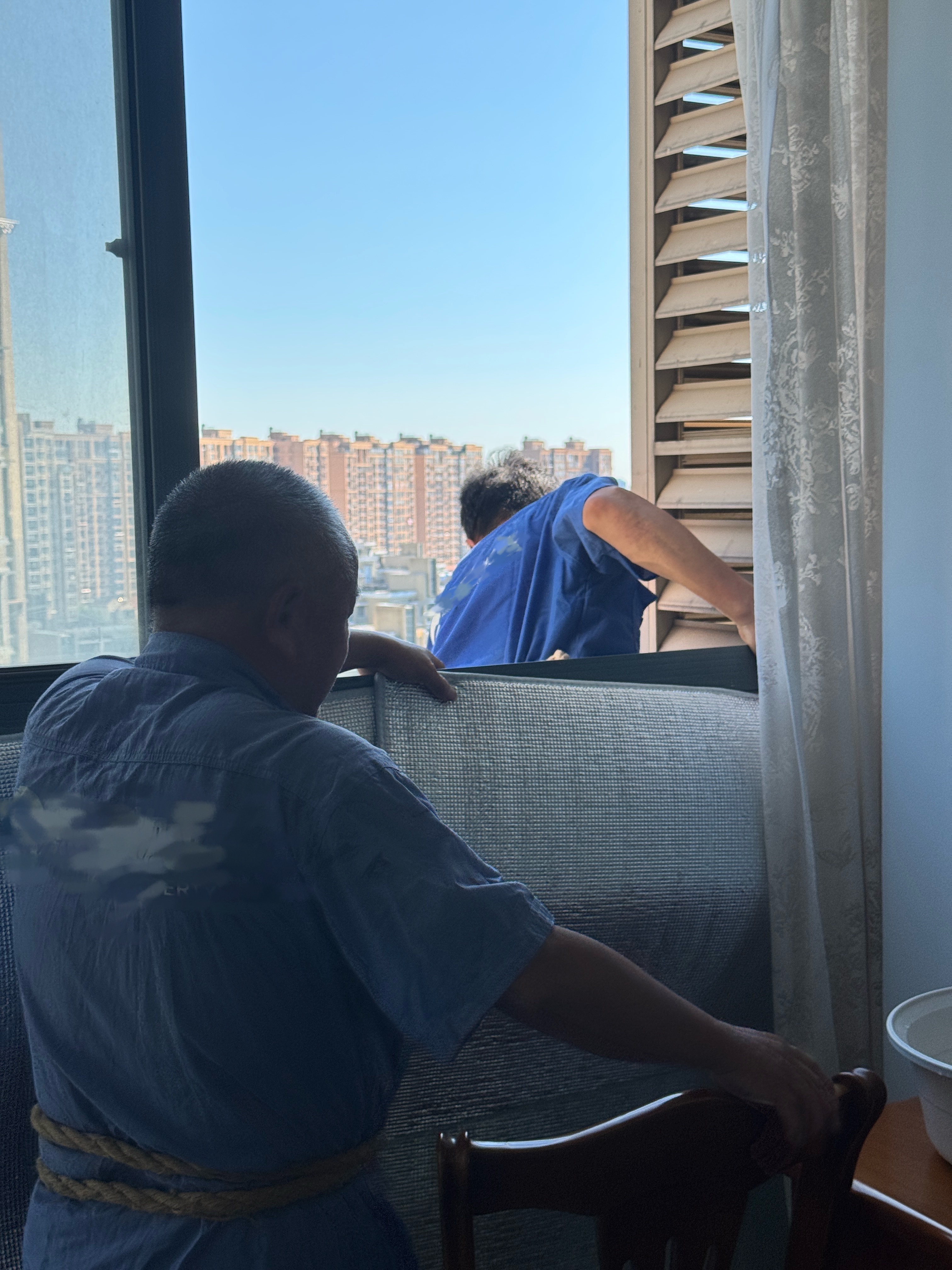 家里空调外机出了点问题物业带人来修说是要吊一个人出去修理今天早上师傅来了，来了两