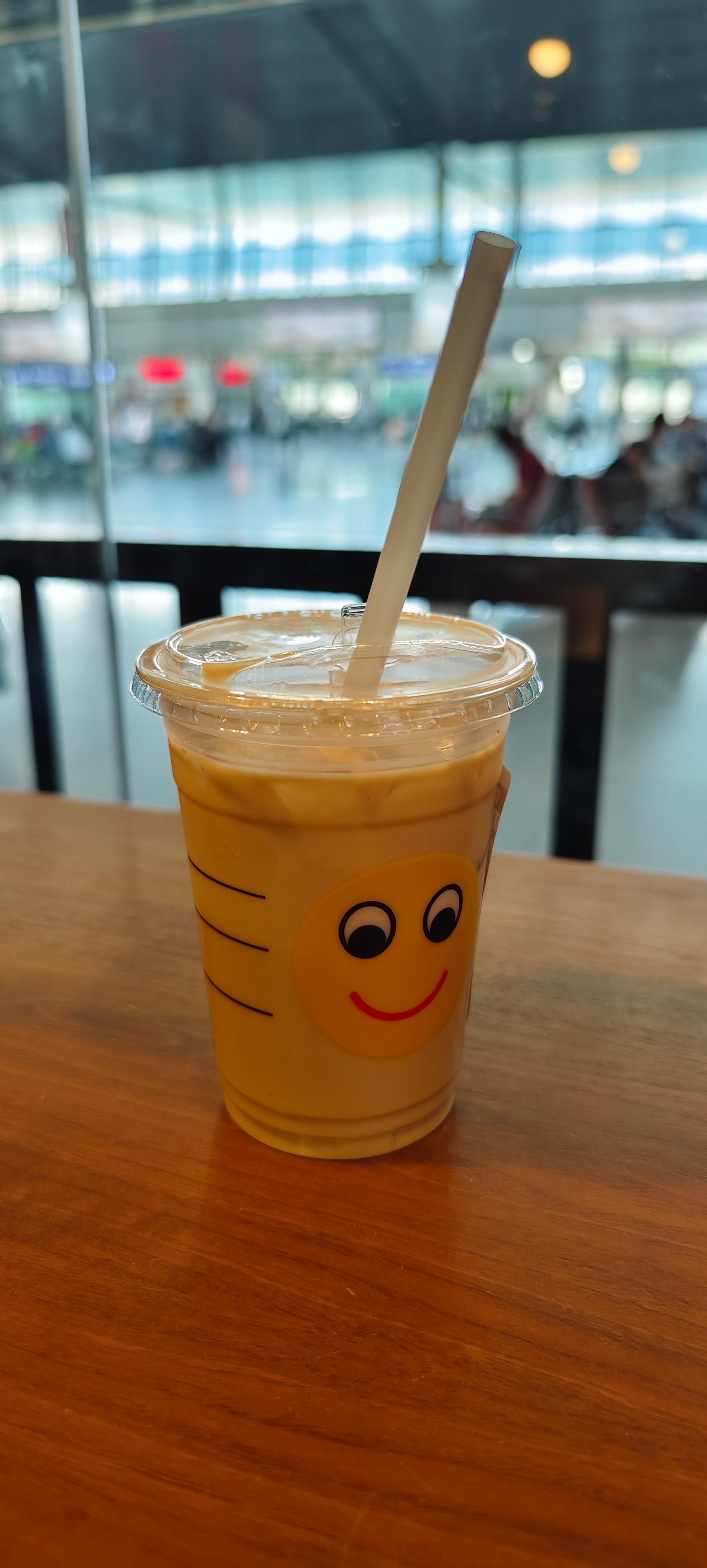 星巴克这拿铁味道就像是杯子上的这个表情[微笑]这就是给了我一杯冰奶是吗[黑线]现