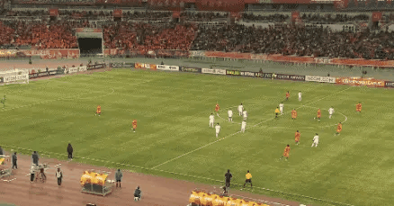 两个日本球员就打穿了五名山东泰山队员的防守，关键是泰山队员郑铮连和对方前锋的身体