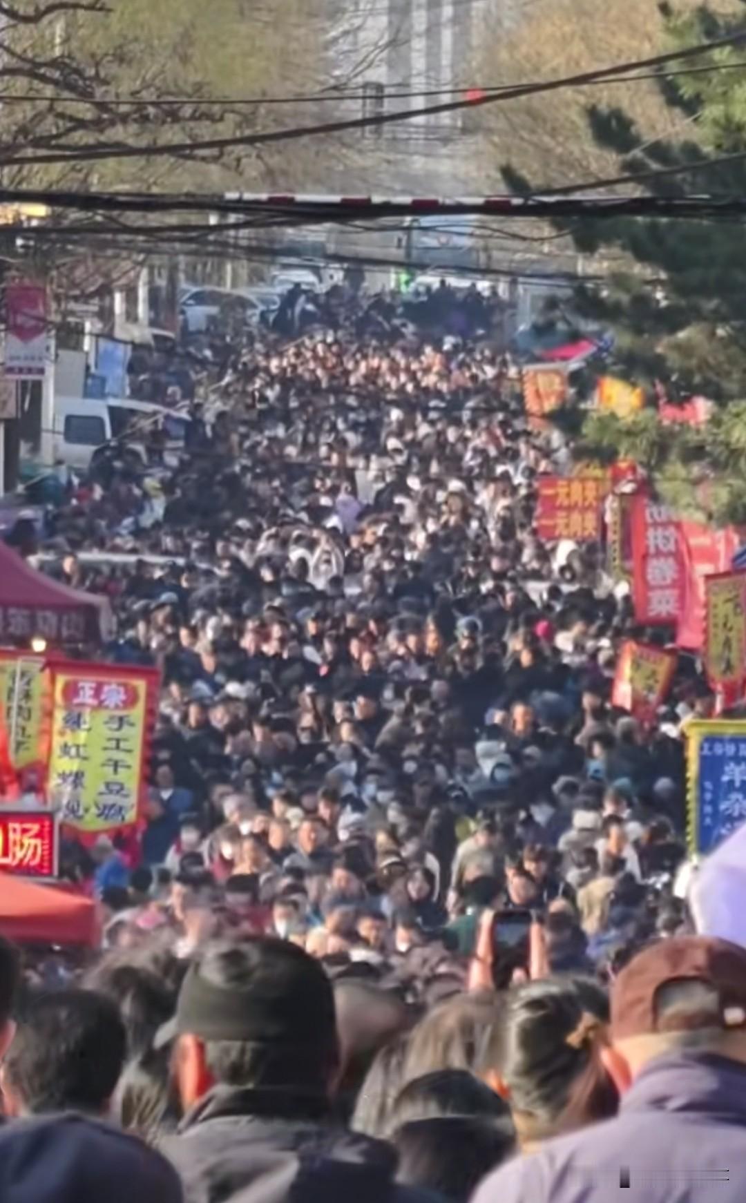 这个十一刚过2天，锦州人流量最大的肯定是石桥子早市了，有位北京网友戏称当年辽沈战