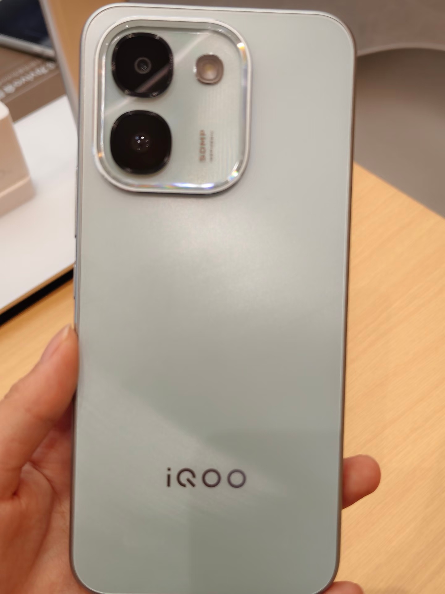 iQOO Z11S 这次不只是电池容量比较抢眼，外观也挺有辨识度！从实拍图来看，