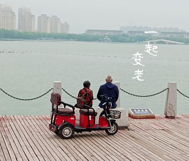 看到“相爱一生情不老”这个上联，我脑袋里立马就开始琢磨下联了。这上联表达的是两个