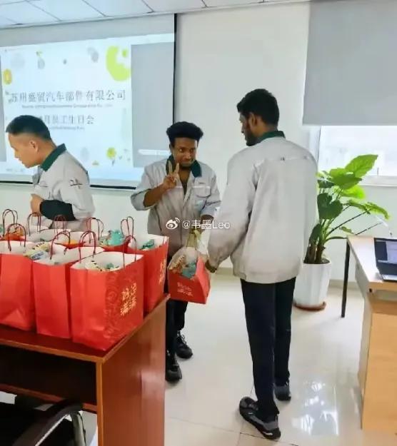 说实话，"热烈欢迎印度同胞"那俩字确实扎眼，但咱别被带偏。这事儿真正的雷根本不是