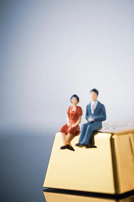 36 岁女子与小13岁男子“闪婚”
为“表忠心”赠千万房产99% 份额给女方。“