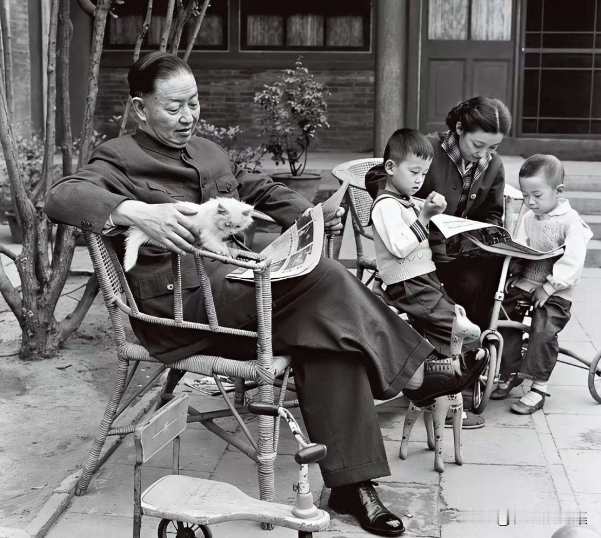 1959年，京剧大师梅兰芳在北京护国寺街9号四合院中看报，身旁是他的女儿梅葆玥（