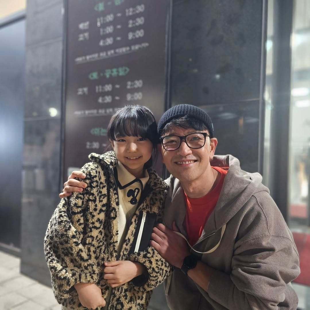 小雅珍、小俊瑞和雅珍爸爸、俊瑞妈妈的合照。 