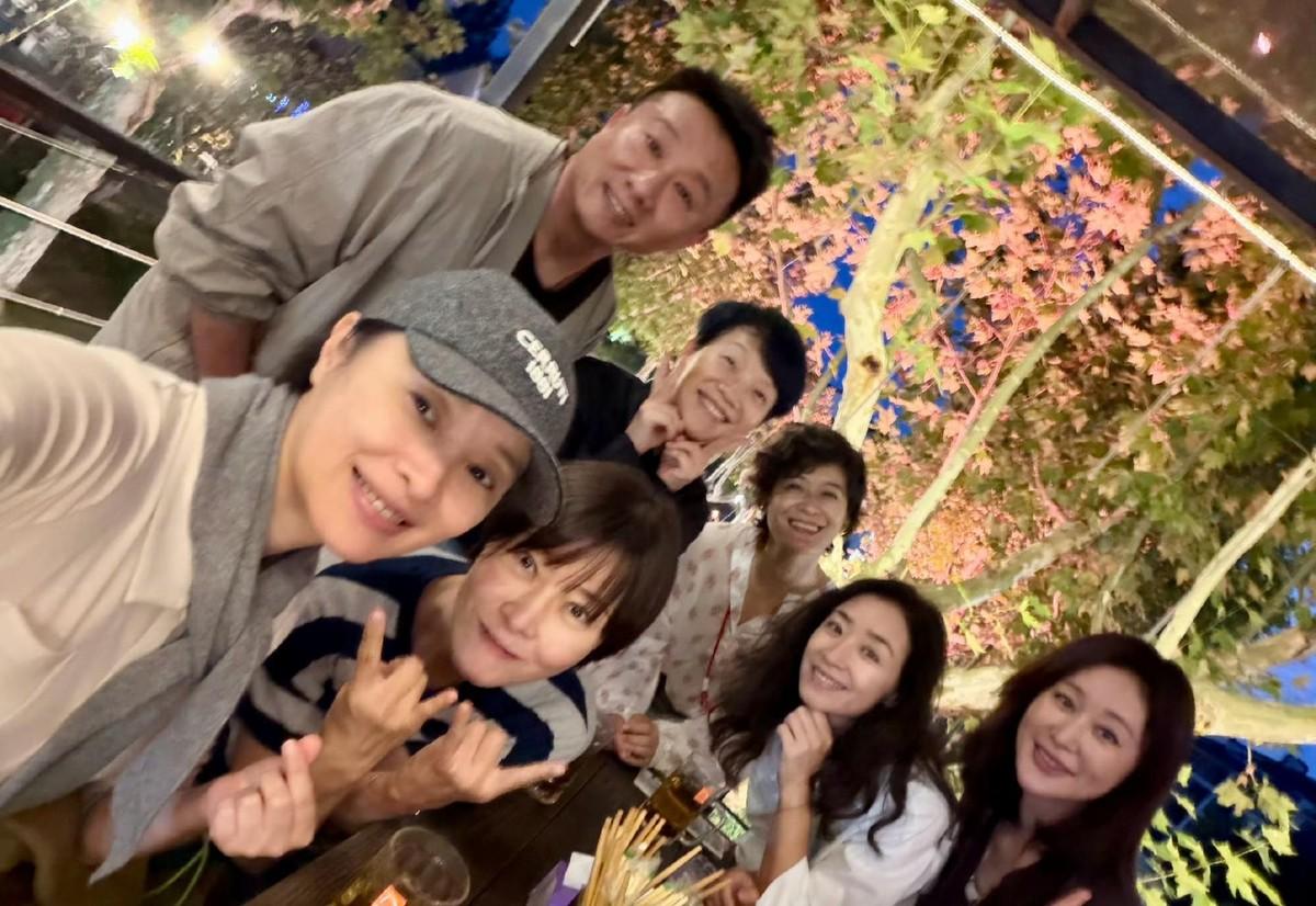 一张合影里，穿白色波点衬衣那位女演员，全网都在猜是不是杭天琪。但比“认人”更狠的