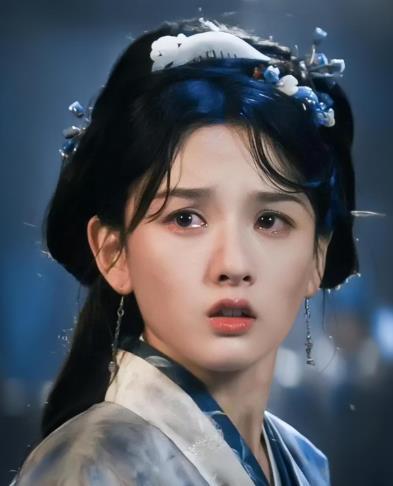 宋祖儿被男粉求婚 宋祖儿在剧组车内接收粉丝信件时，突然被一名男粉丝掏出戒指高喊“