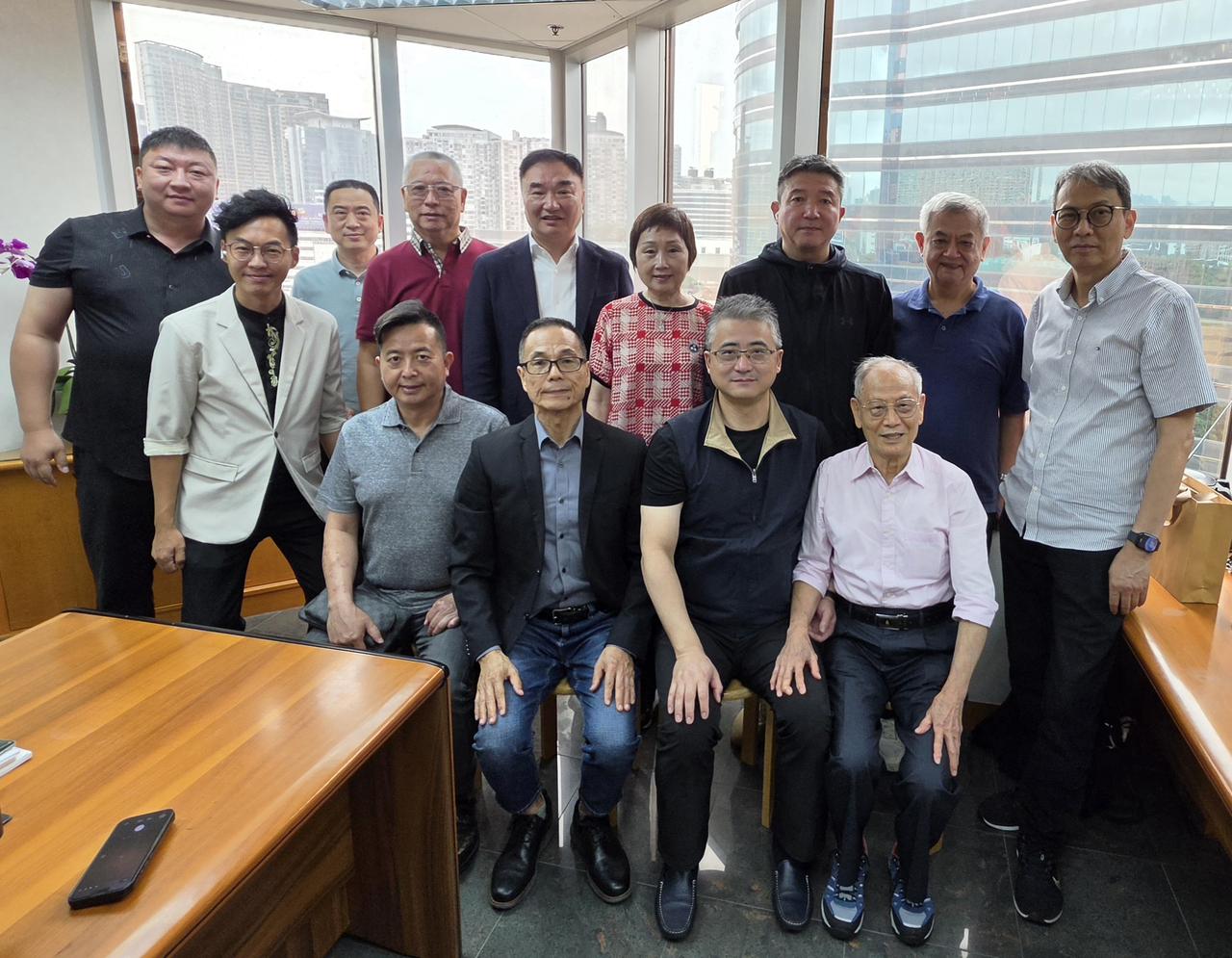 今日上午，上海市委台办副主任李骁东一行走访高氏港澳宗亲联谊会开展交流拜访。

高