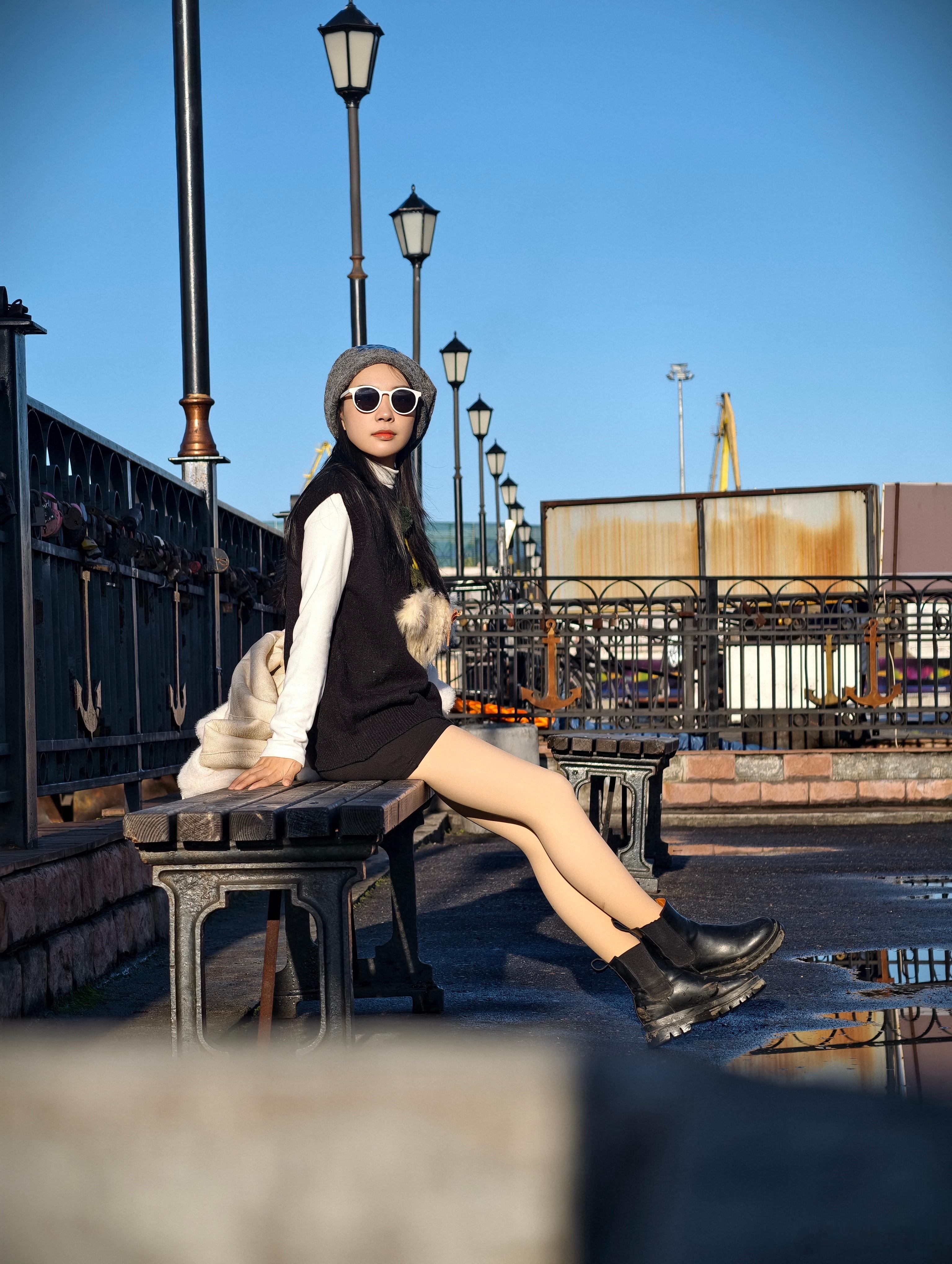 女孩穿光腿神器进了急诊真的 这种光腿神器，贼勒 邦紧的，巨难穿脱。而且跟自已的肤