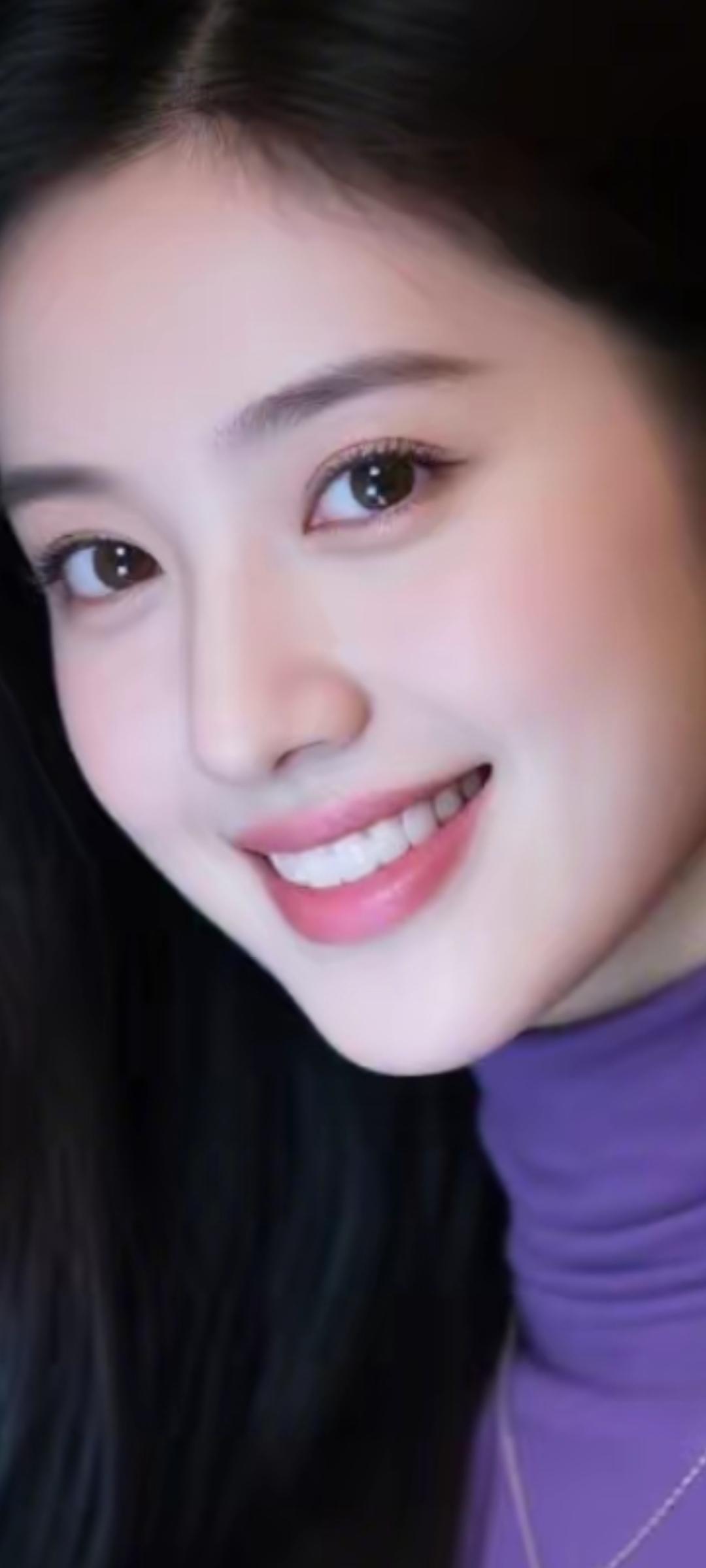 甜美笑容，紫色毛衣，元气满满的一天！😊✨