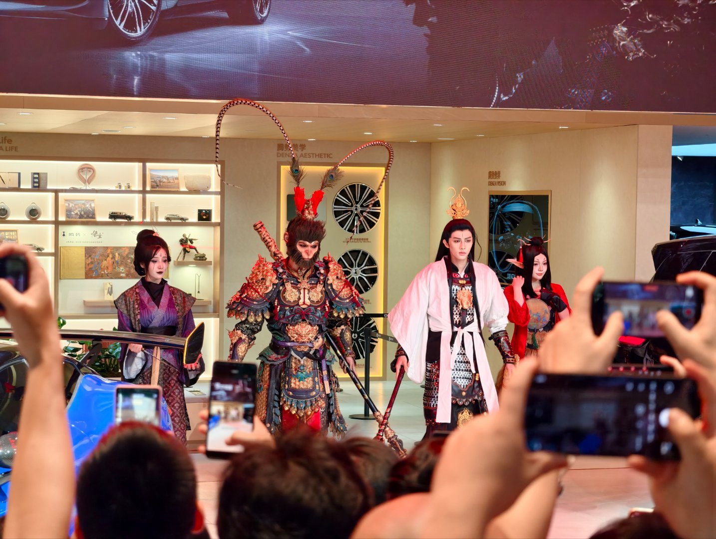 腾势展台火爆，T台秀和黑神话悟空表演很精彩。技术展台区展示了兆瓦闪充，最大100