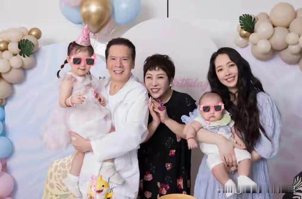 不敢相信！看完向佐一家的时间线，才发现豪门生子节奏和我们想得完全不一样！

20