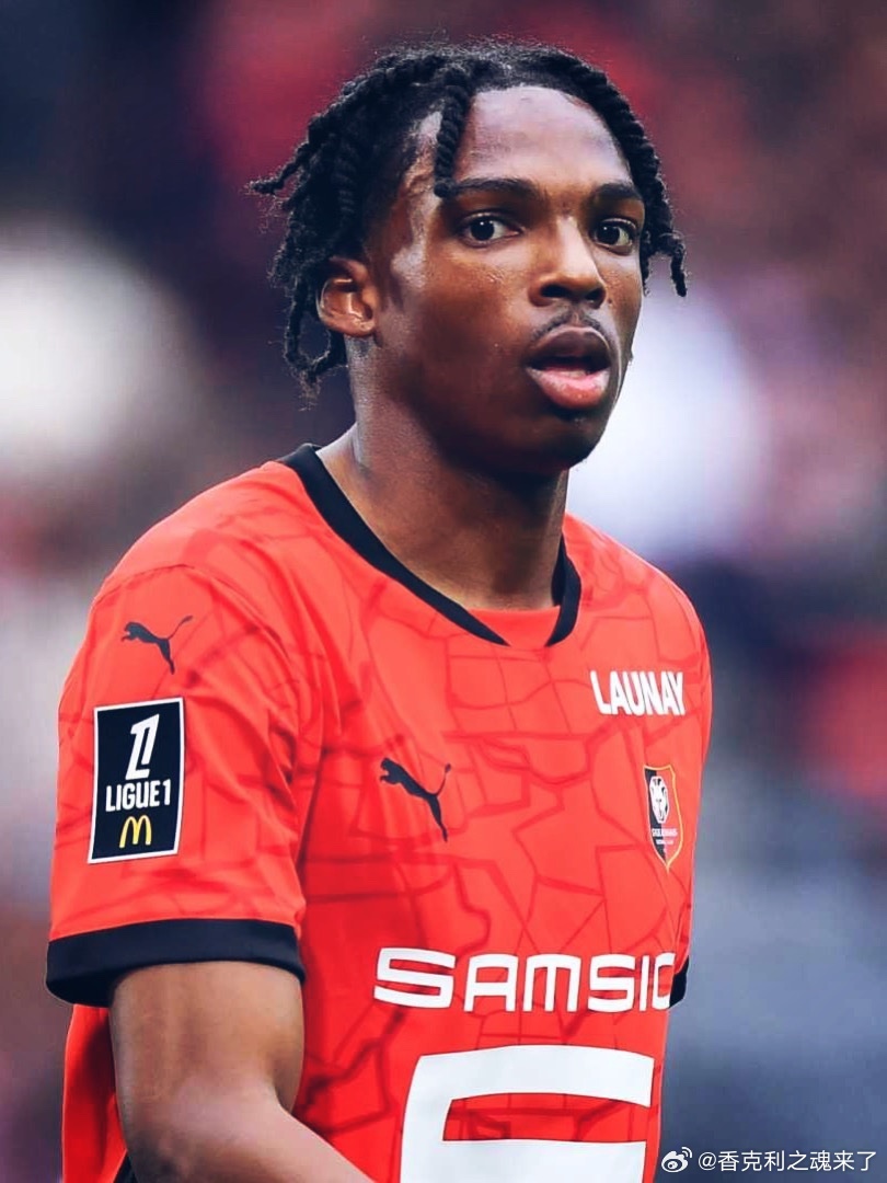 雅凯（20岁）是本赛季法甲联赛中，每90分钟完成打破防线传球次数最多的中后卫7.