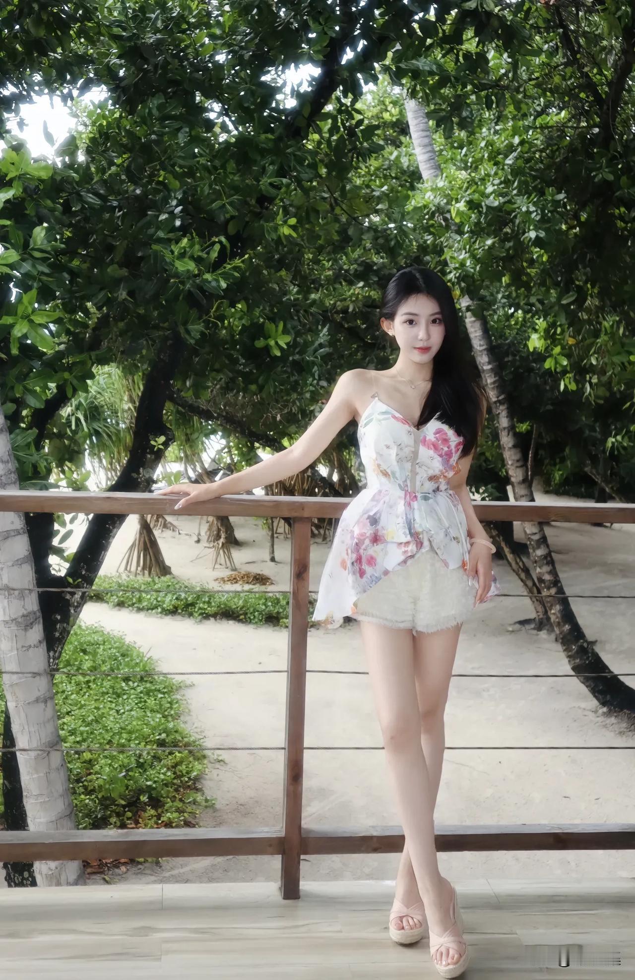 绿树阴中倚栏杆，轻纱薄衫映碧波。