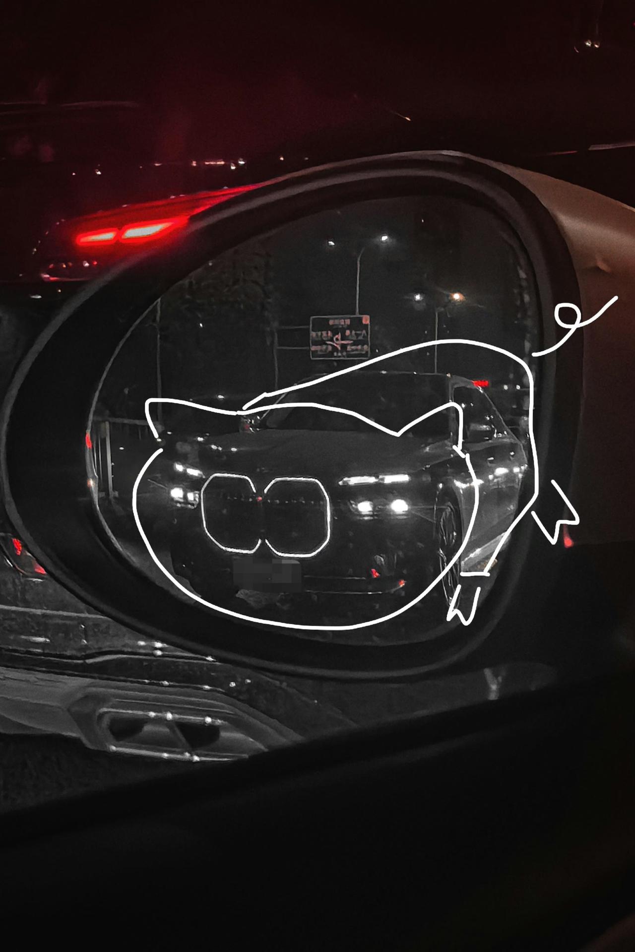 堵车的时候多看看后视镜，说不定就被哪一个瞬间给治愈了。