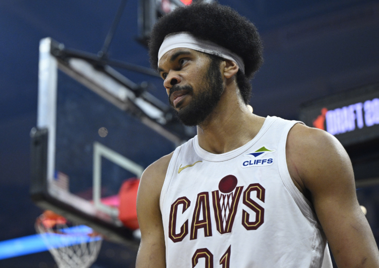 NBA季后赛东部半决赛G5，骑士客场挑战活塞。比赛上半场，骑士中锋贾勒特·阿伦送